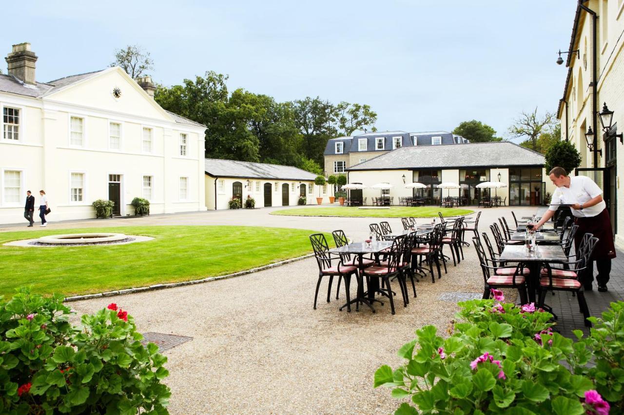 Luton Hoo Hotel, Golf And Spa Exteriér fotografie The courtyard at the hotel