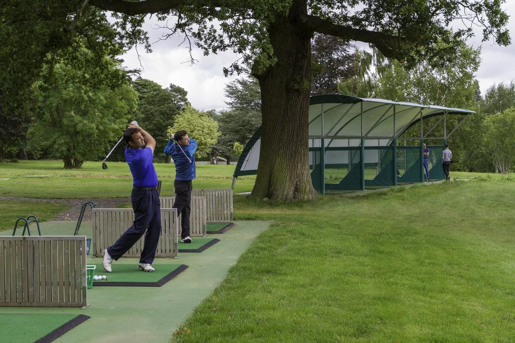 Luton Hoo Hotel, Golf And Spa Exteriér fotografie Golfers at the driving range