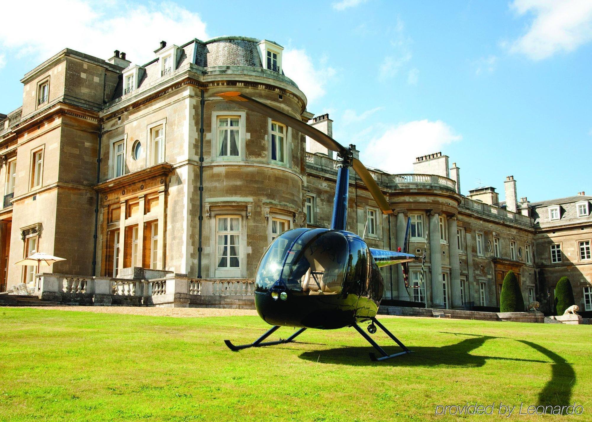 Luton Hoo Hotel, Golf And Spa Zařízení fotografie The helicopter landing at the hotel