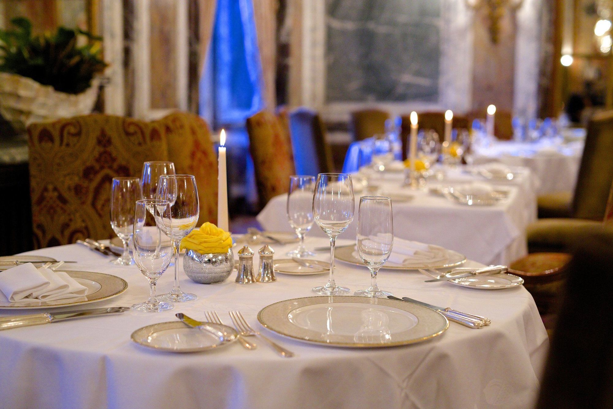 Luton Hoo Hotel, Golf And Spa Restaurace fotografie A table set for fine dining