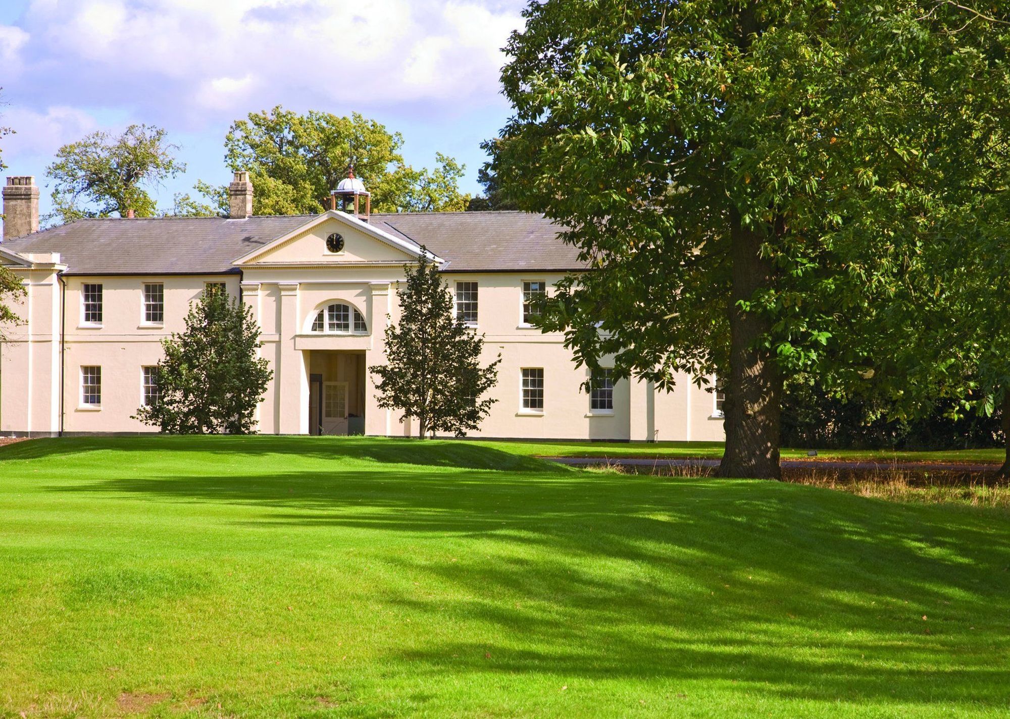 Luton Hoo Hotel, Golf And Spa Exteriér fotografie The former stable courtyard