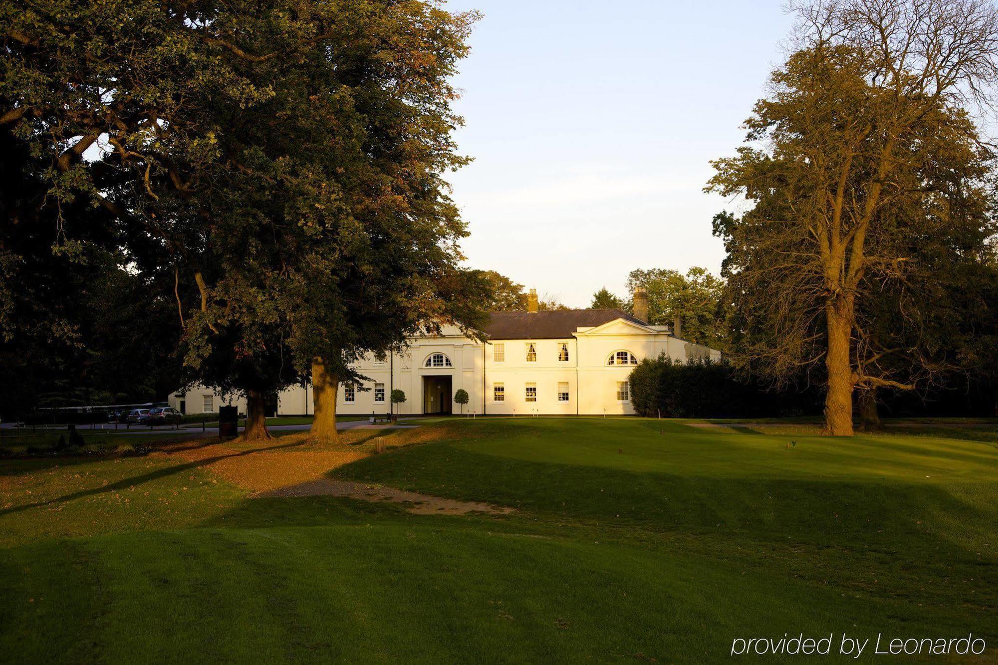 Luton Hoo Hotel, Golf And Spa Exteriér fotografie The former stable block at the rear of the house