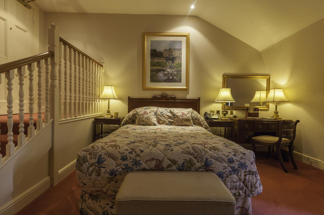 Luton Hoo Hotel, Golf And Spa Exteriér fotografie A bedroom at the hotel